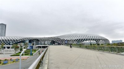 ​“春茧”深圳湾体育场