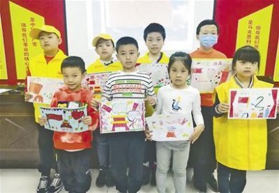 ​制作手抄报抒发爱国情