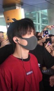 ​易烊千玺现身韩国首尔，有谁注意到他身后的女孩？可以出道了