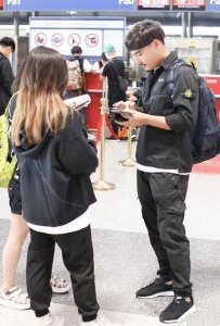 ​何洁三胎后与刁磊首次公开同框，穿情侣装笑容满面十指紧扣秀恩爱