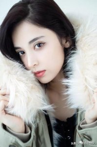 ​古丽扎娜的大长腿逆天了，长袜过膝亦显短，美出了新疆人的特点