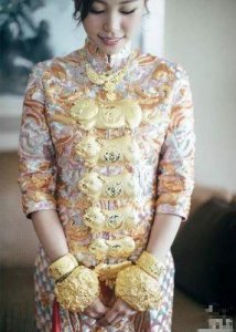 ​杨少华儿媳罕见亮相，肌肤光滑紧致显年轻，佩戴翡翠项链展示富贵气质