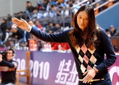 ​记得女篮美女隋菲菲吗？退役后如今已是上校军衔，43岁依旧单身