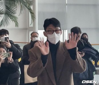 ​人气巨星！孙兴慜启程返回伦敦，在仁川机场为球迷签名长达40分钟